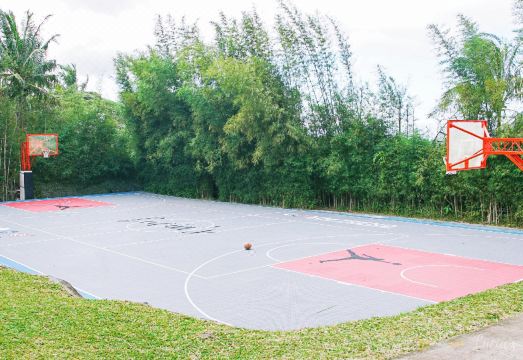 Resort grounds and accommodation building